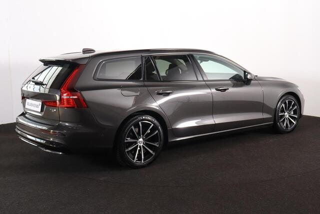 Volvo V60 T6 Recharge AWD Plus Dark - IntelliSafe Assist & Surround - 360º Camera - Harman/Kardon audio - Adaptieve LED koplampen - Verwarmde voorstoelen, stuur & achterbank - Parkeersensoren voor & achter - Elektr. bedienb. voorstoelen met geheugen - Extra getint glas - Inklapbare trekhaak - 18' LMV