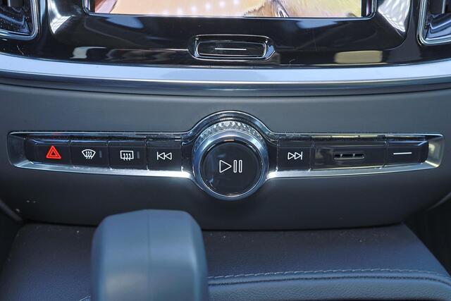 Volvo V60 T6 Recharge AWD Plus Dark - IntelliSafe Assist & Surround - 360º Camera - Harman/Kardon audio - Adaptieve LED koplampen - Verwarmde voorstoelen, stuur & achterbank - Parkeersensoren voor & achter - Elektr. bedienb. voorstoelen met geheugen - Extra getint glas - Inklapbare trekhaak - 18' LMV