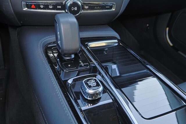 Volvo V60 T6 Recharge AWD Plus Dark - IntelliSafe Assist & Surround - 360º Camera - Harman/Kardon audio - Adaptieve LED koplampen - Verwarmde voorstoelen, stuur & achterbank - Parkeersensoren voor & achter - Elektr. bedienb. voorstoelen met geheugen - Extra getint glas - Inklapbare trekhaak - 18' LMV