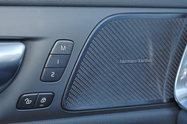 Volvo V60 T6 Recharge AWD Plus Dark - IntelliSafe Assist & Surround - 360º Camera - Harman/Kardon audio - Adaptieve LED koplampen - Verwarmde voorstoelen, stuur & achterbank - Parkeersensoren voor & achter - Elektr. bedienb. voorstoelen met geheugen - Extra getint glas - Inklapbare trekhaak - 18' LMV