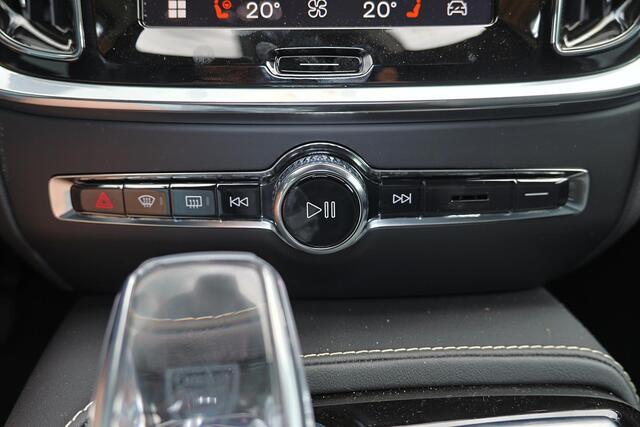 Volvo V60 T6 Recharge AWD Plus Dark - Panorama/schuifdak - IntelliSafe Assist & Surround - 360º Camera - Harman/Kardon audio - Verwarmde voorstoelen, stuur & achterbank - Parkeersensoren voor & achter - Elektr. bedienb. voorstoelen met geheugen - Head up display - Extra getint glas - 19' LMV