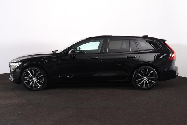 Volvo V60 T8 Recharge AWD Plus Dark - Panorama/schuifdak - IntelliSafe Assist & Surround - 360º Camera - Harman/Kardon audio - Verwarmde voorstoelen, stuur & achterbank - Parkeersensoren voor & achter - Elektr. bedienb. voorstoelen met geheugen - Head up display - Extra getint glas - Inklapbare trekhaak - 18' LMV