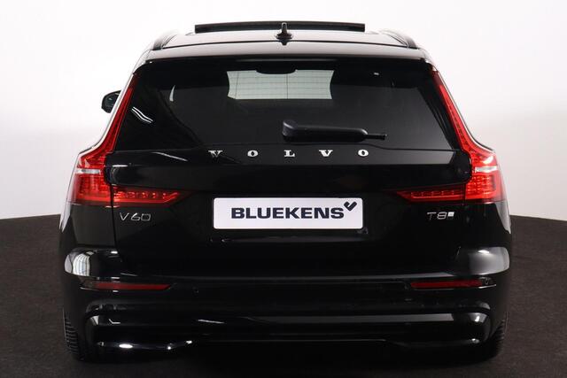 Volvo V60 T8 Recharge AWD Plus Dark - Panorama/schuifdak - IntelliSafe Assist & Surround - 360º Camera - Harman/Kardon audio - Verwarmde voorstoelen, stuur & achterbank - Parkeersensoren voor & achter - Elektr. bedienb. voorstoelen met geheugen - Head up display - Extra getint glas - Inklapbare trekhaak - 18' LMV