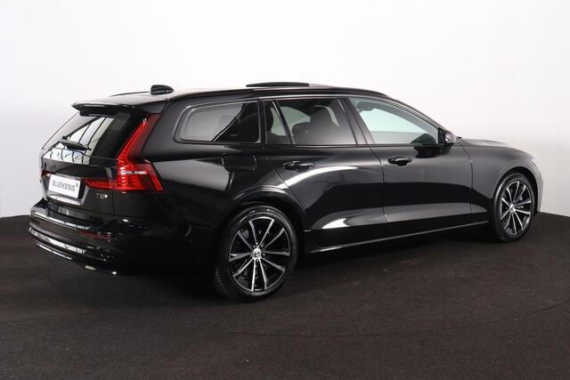 Volvo V60 T8 Recharge AWD Plus Dark - Panorama/schuifdak - IntelliSafe Assist & Surround - 360º Camera - Harman/Kardon audio - Verwarmde voorstoelen, stuur & achterbank - Parkeersensoren voor & achter - Elektr. bedienb. voorstoelen met geheugen - Head up display - Extra getint glas - Inklapbare trekhaak - 18' LMV