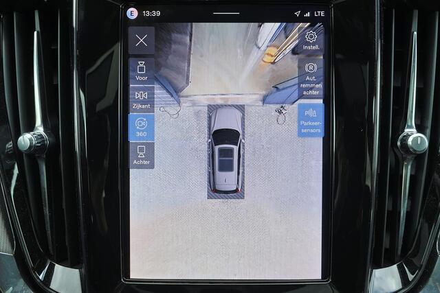 Volvo V60 T8 Recharge AWD Plus Dark - Panorama/schuifdak - IntelliSafe Assist & Surround - 360º Camera - Harman/Kardon audio - Verwarmde voorstoelen, stuur & achterbank - Parkeersensoren voor & achter - Elektr. bedienb. voorstoelen met geheugen - Head up display - Extra getint glas - Inklapbare trekhaak - 18' LMV