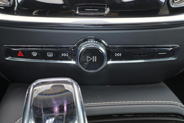 Volvo V60 T8 Recharge AWD Plus Dark - Panorama/schuifdak - IntelliSafe Assist & Surround - 360º Camera - Harman/Kardon audio - Verwarmde voorstoelen, stuur & achterbank - Parkeersensoren voor & achter - Elektr. bedienb. voorstoelen met geheugen - Head up display - Extra getint glas - Inklapbare trekhaak - 18' LMV