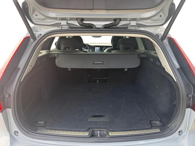 Volvo V60 2.0 T6 Plug-in hybrid AWD Plus Dark | Panoramadak | Trekhaak | 360 graden camera | 19" velgen | Stuur- en stoelverwarming