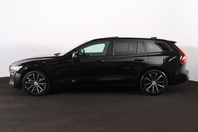 Volvo V60 T8 Recharge AWD Plus Dark - Panorama/schuifdak - IntelliSafe Assist & Surround - 360º Camera - Harman/Kardon audio - Verwarmde voorstoelen, stuur & achterbank - Parkeersensoren voor & achter - Elektr. bedienb. voorstoelen met geheugen - Head up display - Extra getint glas - Inklapbare trekhaak - 18' LMV