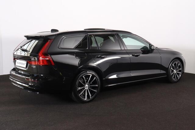 Volvo V60 T8 Recharge AWD Plus Dark - Panorama/schuifdak - IntelliSafe Assist & Surround - 360º Camera - Harman/Kardon audio - Verwarmde voorstoelen, stuur & achterbank - Parkeersensoren voor & achter - Elektr. bedienb. voorstoelen met geheugen - Head up display - Extra getint glas - Inklapbare trekhaak - 18' LMV