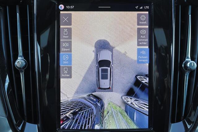 Volvo V60 T8 Recharge AWD Plus Dark - Panorama/schuifdak - IntelliSafe Assist & Surround - 360º Camera - Harman/Kardon audio - Verwarmde voorstoelen, stuur & achterbank - Parkeersensoren voor & achter - Elektr. bedienb. voorstoelen met geheugen - Head up display - Extra getint glas - Inklapbare trekhaak - 18' LMV