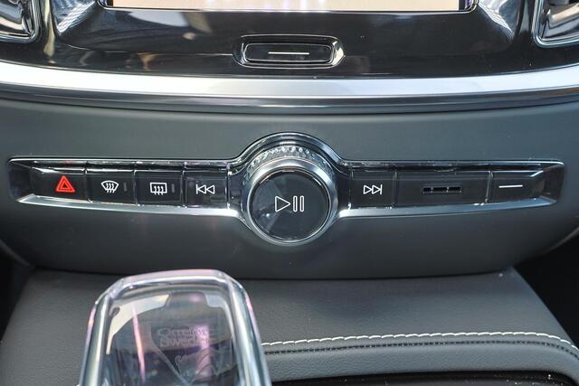 Volvo V60 T6 Recharge AWD Plus Dark - Panorama/schuifdak - IntelliSafe Assist & Surround - 360º Camera - Harman/Kardon audio - Verwarmde voorstoelen, stuur & achterbank - Parkeersensoren voor & achter - Elektr. bedienb. voorstoelen met geheugen - Head up display - Extra getint glas - 19' LMV