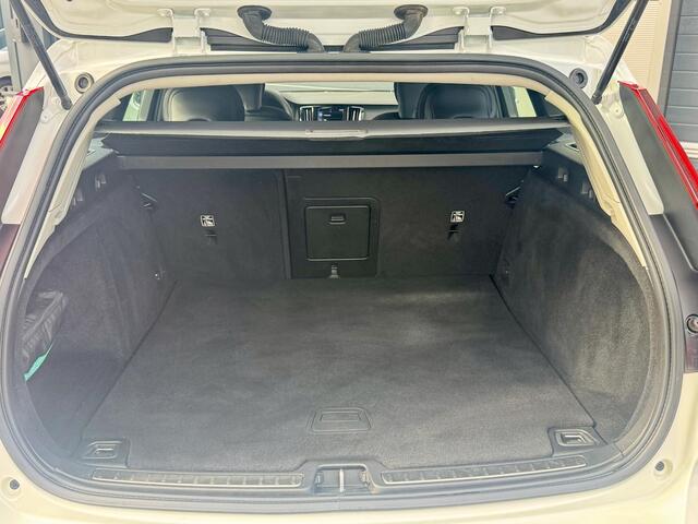 Volvo V60 2.0 B3 Momentum Advantage NAP/ BTW/ LED/ Nav/ 1e eigenaar/ Camera/ Voorruitspiraal/ Apple carplay/ Android auto