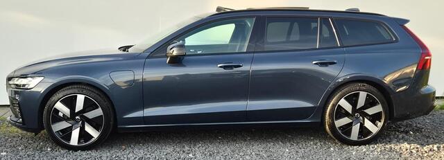 Volvo V60 2.0 T8 Phev AWD Plus Dark 360 Camera - Panoramadak - 19" Wielen - Lighting - Harman Kardon Audio - 2000 KG Trekgewicht - RA00 Interieur leder - voorruit verwarming - Achterbank verwarming - Memory stoelen