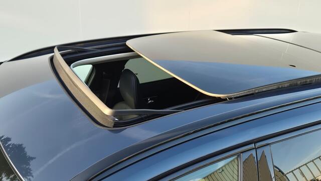 Volvo V60 2.0 T8 Phev AWD Plus Dark 360 Camera - Panoramadak - 19" Wielen - Lighting - Harman Kardon Audio - 2000 KG Trekgewicht - RA00 Interieur leder - voorruit verwarming - Achterbank verwarming - Memory stoelen