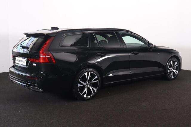 Volvo V60 T6 Recharge AWD R-Design - IntelliSafe Assist - Adaptieve LED koplampen - Parkeercamera achter - Parkeersensoren voor & achter - Elektr. bedienb. voorstoelen met geheugen links - Extra getint glas - Inklapbare trekhaak - 18' LMV