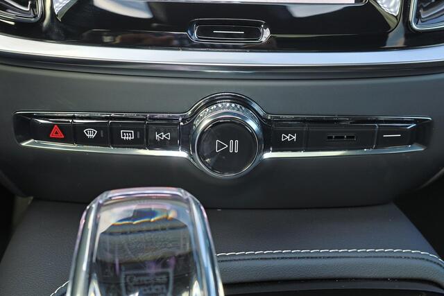 Volvo V60 T6 Recharge AWD Plus Dark - Panorama/schuifdak - IntelliSafe Assist & Surround - 360º Camera - Harman/Kardon audio - Verwarmde voorstoelen, stuur & achterbank - Parkeersensoren voor & achter - Elektr. bedienb. voorstoelen met geheugen - Head up display - Extra getint glas - 19' LMV – foto 10