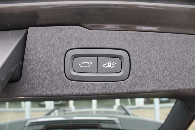 Volvo V60 B3 164PK Automaat Core | Camera | Verw. Stoel- & stuurwiel | Pilot Assist | BLIS | DAB Audio |