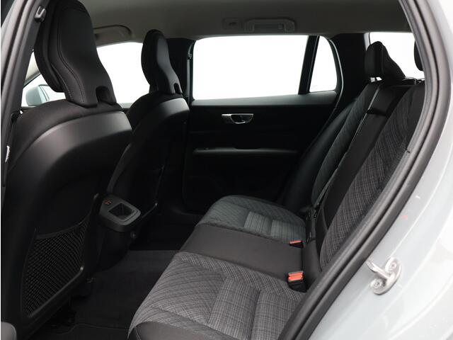 Volvo V60 B4 197PK Essential Edition / Stoel-, stuurwiel- & achterbankverwarming / Achteruitrijcamera / Pilot Assist / BLIS