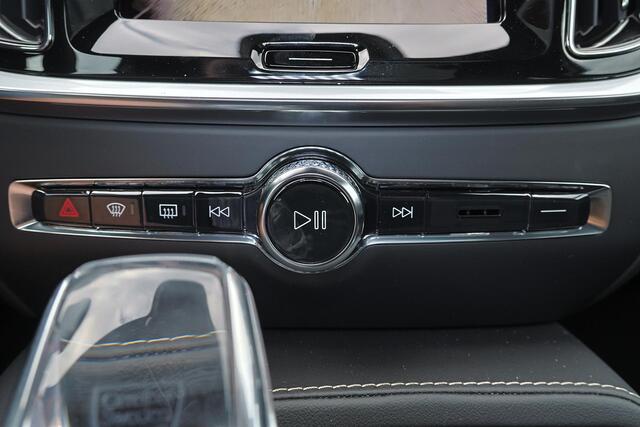 Volvo V60 T6 Recharge AWD Plus Dark - Panorama/schuifdak - IntelliSafe Assist & Surround - 360º Camera - Harman/Kardon audio - Verwarmde voorstoelen, stuur & achterbank - Parkeersensoren voor & achter - Elektr. bedienb. voorstoelen met geheugen - Head up display - Extra getint glas - 19' LMV