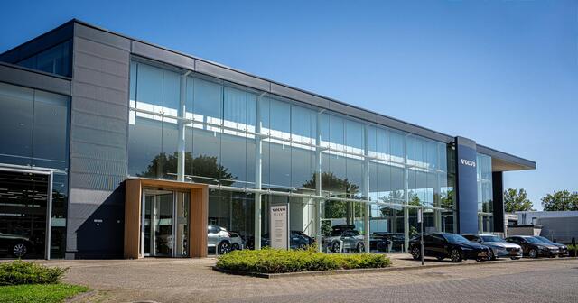 Volvo V60 B3 Plus Dark - IntelliSafe Assist - 360º Camera - Harman Kardon audio - Adaptieve LED koplampen - Verwarmde voorstoelen, stuur & achterbank - Parkeersensoren voor & achter - Elektr. bedienb. voorstoelen met geheugen - Draadloze tel. lader - Standkachel - Inklapbare trekhaak - 18 inch LMV