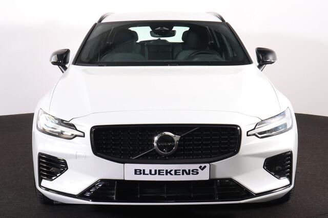 Volvo V60 T6 Recharge AWD Plus Dark - IntelliSafe Assist & Surround - 360º Camera - Harman/Kardon audio - Verwarmde voorstoelen, stuur & achterbank - Parkeersensoren voor & achter - Elektr. bedienb. voorstoelen met geheugen - Inklapbare trekhaak - 18' LMV