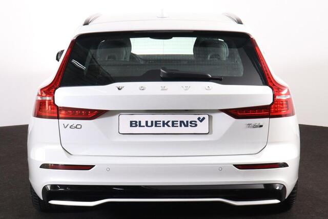 Volvo V60 T6 Recharge AWD Plus Dark - IntelliSafe Assist & Surround - 360º Camera - Harman/Kardon audio - Verwarmde voorstoelen, stuur & achterbank - Parkeersensoren voor & achter - Elektr. bedienb. voorstoelen met geheugen - Inklapbare trekhaak - 18' LMV