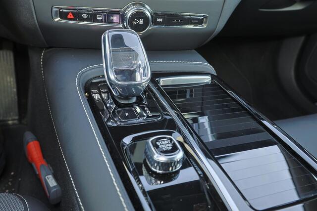 Volvo V60 T6 Recharge AWD Plus Dark - IntelliSafe Assist & Surround - 360º Camera - Harman/Kardon audio - Verwarmde voorstoelen, stuur & achterbank - Parkeersensoren voor & achter - Elektr. bedienb. voorstoelen met geheugen - Inklapbare trekhaak - 18' LMV