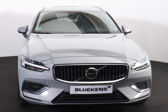 Volvo V60 T6 Recharge AWD Core - Parkeercamera achter - Verwarmde voorstoelen, stuur & achterbank - Parkeersensoren voor & achter - Cruise control - Extra getint glas - 18' LMV