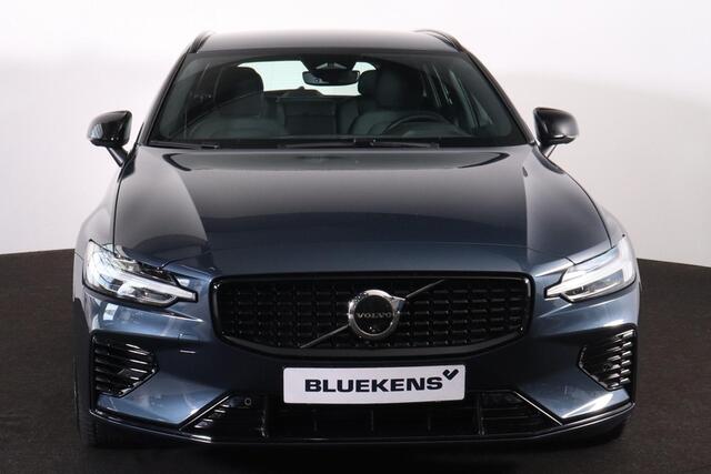 Volvo V60 T6 Recharge AWD Plus Dark - IntelliSafe Assist & Surround - 360º Camera - Harman/Kardon audio - Verwarmde voorstoelen, stuur & achterbank - Parkeersensoren voor & achter - Elektr. bedienb. voorstoelen met geheugen - Inklapbare trekhaak - 18' LMV