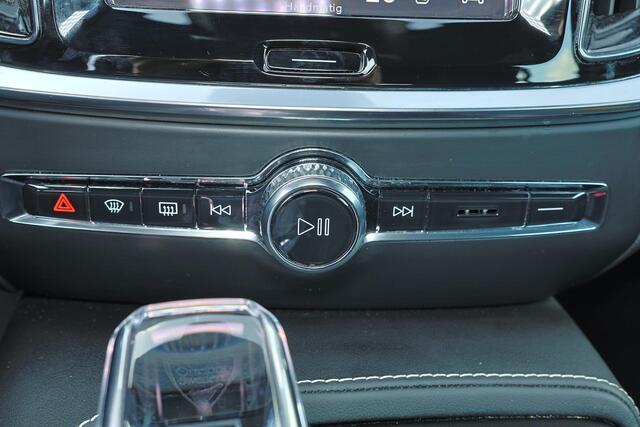Volvo V60 T6 Recharge AWD Plus Dark - IntelliSafe Assist & Surround - 360º Camera - Harman/Kardon audio - Verwarmde voorstoelen, stuur & achterbank - Parkeersensoren voor & achter - Elektr. bedienb. voorstoelen met geheugen - Inklapbare trekhaak - 18' LMV