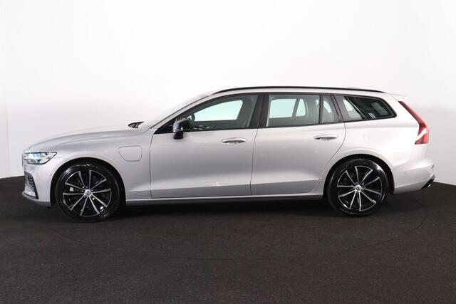 Volvo V60 T6 Recharge AWD Plus Dark - IntelliSafe Assist & Surround - 360º Camera - Harman/Kardon audio - Verwarmde voorstoelen, stuur & achterbank - Parkeersensoren voor & achter - Elektr. bedienb. voorstoelen met geheugen - Inklapbare trekhaak - 18' LMV