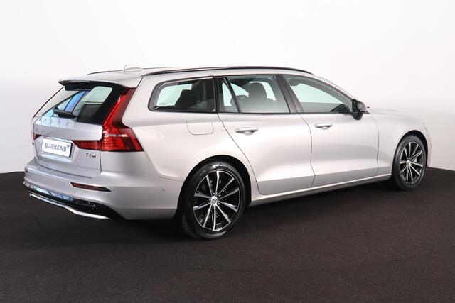Volvo V60 T6 Recharge AWD Plus Dark - IntelliSafe Assist & Surround - 360º Camera - Harman/Kardon audio - Verwarmde voorstoelen, stuur & achterbank - Parkeersensoren voor & achter - Elektr. bedienb. voorstoelen met geheugen - Inklapbare trekhaak - 18' LMV