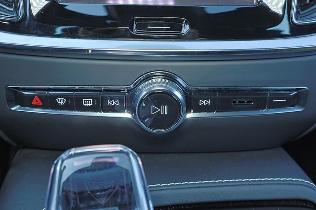 Volvo V60 T6 Recharge AWD Plus Dark - IntelliSafe Assist & Surround - 360º Camera - Harman/Kardon audio - Verwarmde voorstoelen, stuur & achterbank - Parkeersensoren voor & achter - Elektr. bedienb. voorstoelen met geheugen - Inklapbare trekhaak - 18' LMV