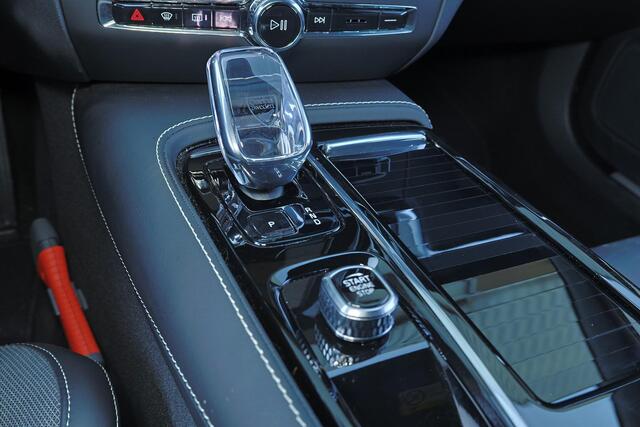 Volvo V60 T6 Recharge AWD Plus Dark - IntelliSafe Assist & Surround - 360º Camera - Harman/Kardon audio - Verwarmde voorstoelen, stuur & achterbank - Parkeersensoren voor & achter - Elektr. bedienb. voorstoelen met geheugen - Inklapbare trekhaak - 18' LMV