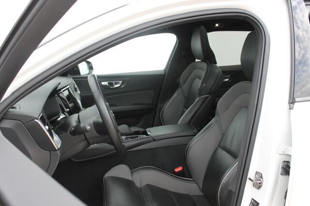 Volvo V60 T6 340pk automaat Recharge AWD R-Design Panoramich schuif kanteldak / Semi elektrisch wegklapbare trekhaak / Adaptieve cruise control