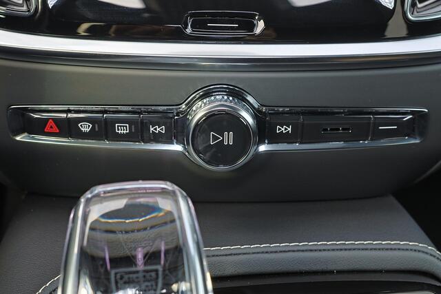 Volvo V60 T6 Recharge AWD Plus Dark - Panorama/schuifdak - IntelliSafe Assist & Surround - 360º Camera - Harman/Kardon audio - Verwarmde voorstoelen, stuur & achterbank - Parkeersensoren voor & achter - Elektr. bedienb. voorstoelen met geheugen - Head up display - Extra getint glas - 19' LMV – foto 8