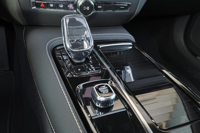 Volvo V60 T6 Recharge AWD Plus Dark - Panorama/schuifdak - IntelliSafe Assist & Surround - 360º Camera - Harman/Kardon audio - Verwarmde voorstoelen, stuur & achterbank - Parkeersensoren voor & achter - Elektr. bedienb. voorstoelen met geheugen - Head up display - Extra getint glas - 19' LMV – foto 9