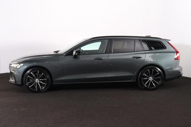 Volvo V60 T8 Recharge AWD Plus Dark - Panorama/schuifdak - IntelliSafe Assist & Surround - 360º Camera - Harman/Kardon audio - Verwarmde voorstoelen, stuur & achterbank - Parkeersensoren voor & achter - Elektr. bedienb. voorstoelen met geheugen - Head up display - Extra getint glas - Inklapbare trekhaak - 18' LMV – foto 3
