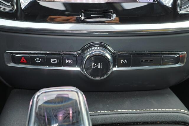 Volvo V60 T8 Recharge AWD Plus Dark - Panorama/schuifdak - IntelliSafe Assist & Surround - 360º Camera - Harman/Kardon audio - Verwarmde voorstoelen, stuur & achterbank - Parkeersensoren voor & achter - Elektr. bedienb. voorstoelen met geheugen - Head up display - Extra getint glas - Inklapbare trekhaak - 18' LMV – foto 10