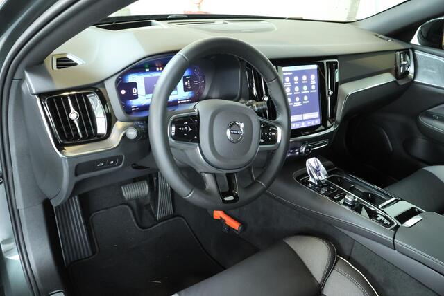 Volvo V60 T8 Plug-in hybrid AWD Plus Dark | Panoramadak | Trekhaak | Verwarmbare voorstoelen, achterbank en stuurwiel | Head-up display | 360 graden camera | Premium audio by Harman Kardon | Adaptieve cruise control – foto 2