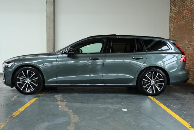 Volvo V60 T8 Plug-in hybrid AWD Plus Dark | Panoramadak | Trekhaak | Verwarmbare voorstoelen, achterbank en stuurwiel | Head-up display | 360 graden camera | Premium audio by Harman Kardon | Adaptieve cruise control – foto 6