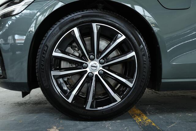 Volvo V60 T8 Plug-in hybrid AWD Plus Dark | Panoramadak | Trekhaak | Verwarmbare voorstoelen, achterbank en stuurwiel | Head-up display | 360 graden camera | Premium audio by Harman Kardon | Adaptieve cruise control – foto 8