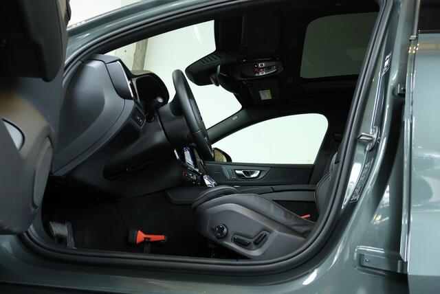 Volvo V60 T8 Plug-in hybrid AWD Plus Dark | Panoramadak | Trekhaak | Verwarmbare voorstoelen, achterbank en stuurwiel | Head-up display | 360 graden camera | Premium audio by Harman Kardon | Adaptieve cruise control – foto 9