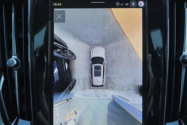 Volvo V60 T6 Recharge AWD Plus Dark - Panorama/schuifdak - IntelliSafe Assist & Surround - 360º Camera - Harman/Kardon audio - Verwarmde voorstoelen, stuur & achterbank - Parkeersensoren voor & achter - Elektr. bedienb. voorstoelen met geheugen - Head up display - Extra getint glas - 19' LMV – foto 9