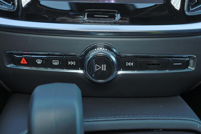 Volvo V60 T6 Recharge AWD Plus Dark - Panorama/schuifdak - IntelliSafe Assist & Surround - 360º Camera - Harman/Kardon audio - Verwarmde voorstoelen, stuur & achterbank - Parkeersensoren voor & achter - Elektr. bedienb. voorstoelen met geheugen - Head up display - Extra getint glas - 19' LMV – foto 10