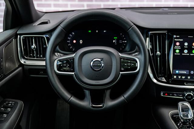 Volvo V60 2.0 T8 Plug-in Hybrid AWD Plus Dark | PHEV Long Range | Trekhaak | Sportstoelen | Panoramadak | Harman Kardon Audio | Head-up Display | 360 Graden Camera | Stoelverwarming voor en achter | Keyless Entry | Elektrische Achterklep | Elektrisch Verstelbare Voorstoelen | Cruise Control Adaptief | BLIS | Google Navigatie | Apple Carplay | Android Auto – foto 3