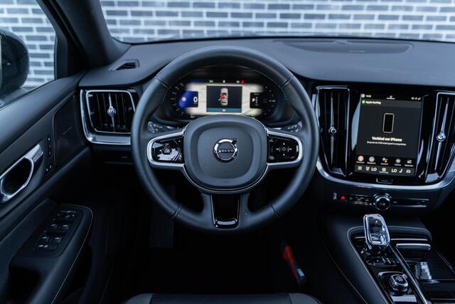 Volvo V60 2.0 T6 Plug-in Hybrid AWD Plus Dark | PHEV Long Range | Trekhaak | Sportstoelen | Harman Kardon Audio | 360 Graden Camera | Stoelverwarming voor en achter | Keyless Entry | Elektrische Achterklep | Elektrisch Verstelbare Voorstoelen | Cruise Control Adaptief | BLIS | Google Navigatie | Apple Carplay | Android Auto – foto 6
