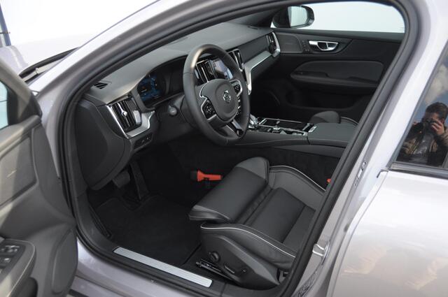 Volvo V60 T8 455PK Automaat Plug-in hybrid AWD Plus Dark Trekhaak / Head up display / / Trekhaak / Panoramadak / Keyless entry / Elektrische achterklep / Stoel - en stuurwielverwarming / BLIS / Adaptieve cruise control / Parkeersensoren met camera – foto 8