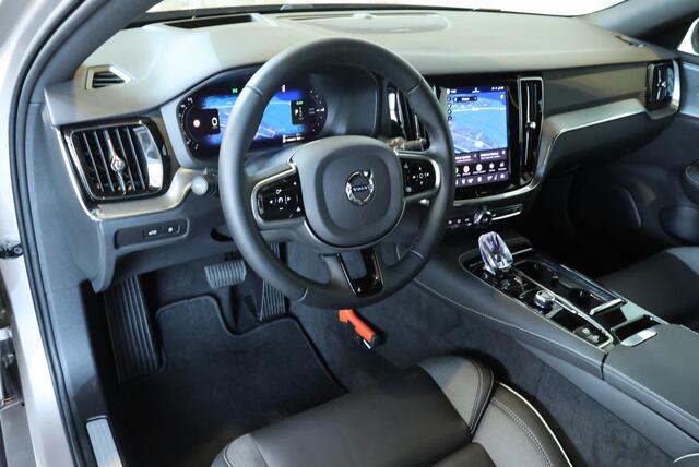 Volvo V60 T8 Plug-in hybrid AWD Plus Dark | Trekhaak | Panoramadak | Verwarmbare voorstoelen, achterbank en stuurwiel | Head-up display | 360 graden camera | Premium audio by Harman Kardon | Apple carplay/Android auto | Keyless | – foto 2