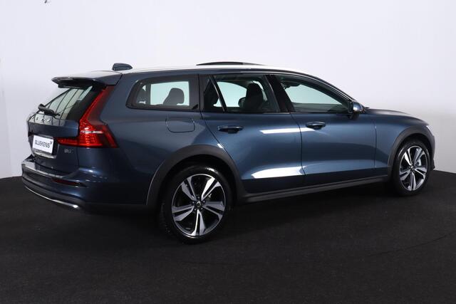 Volvo V60 CROSS COUNTRY B5 AWD Plus - Panoramisch schuifkanteldak - Elektr. bedienbare voorstoelen met geheugen - Lederen bekleding met verwarmde voorstoelen, stuur & achterbank - Parkeercamera achter - 19' 5-dubbel spaaks Matt Graphite-Diamond Cut velgen